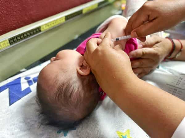 Continúa abierto módulo de vacunación para completar esquemas universales en niñas y niños menores de 5 años: Secretaría de Salud