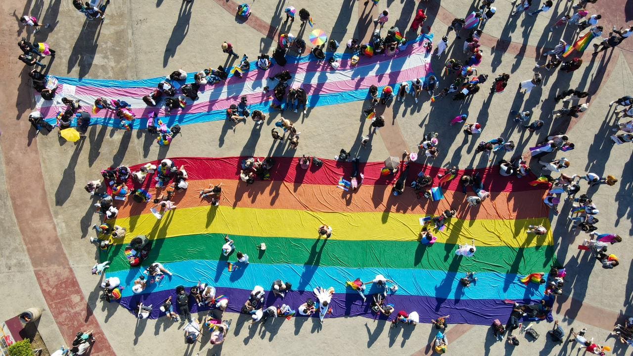 ASISTE SISIG A LA COMUNIDAD PRESENTE EN LA MEGAMARCHA DEL ORGULLO LGBTTTQIA+ EN ENSENADA